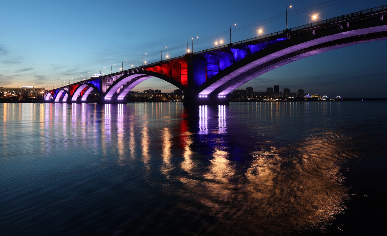 Осветлувањето на Комуналниот мост во пресрет на Денот на Русија во Краснојарск.

