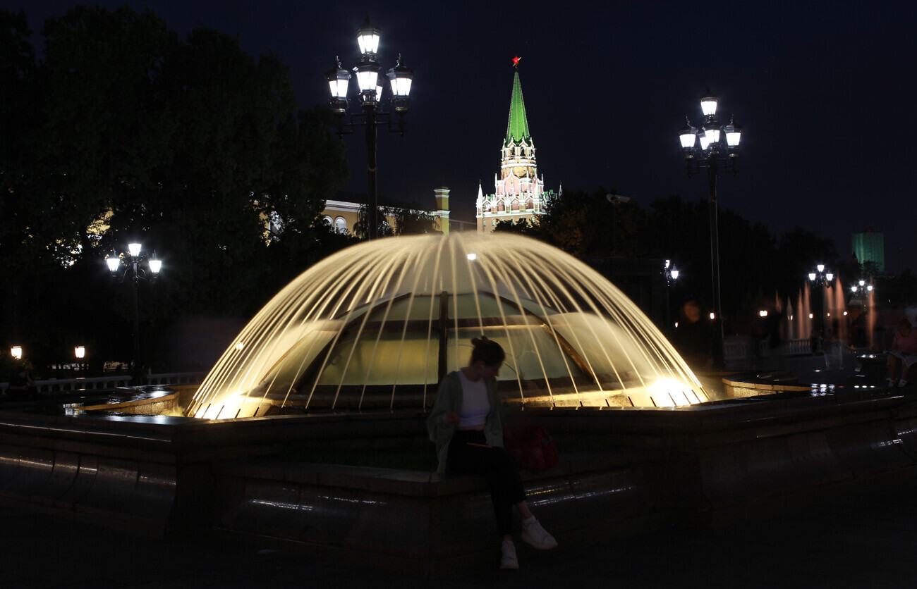 Фонтаната „Купола“, Манежниот плоштад, Москва.

