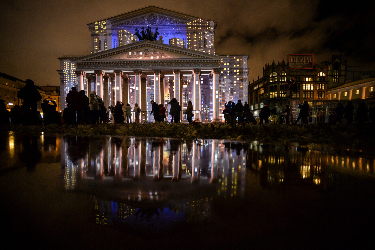 Посетители на отворањето на Московскиот меѓународен фестивал „Круг светлина“ пред театарот Болшој, Москва.
