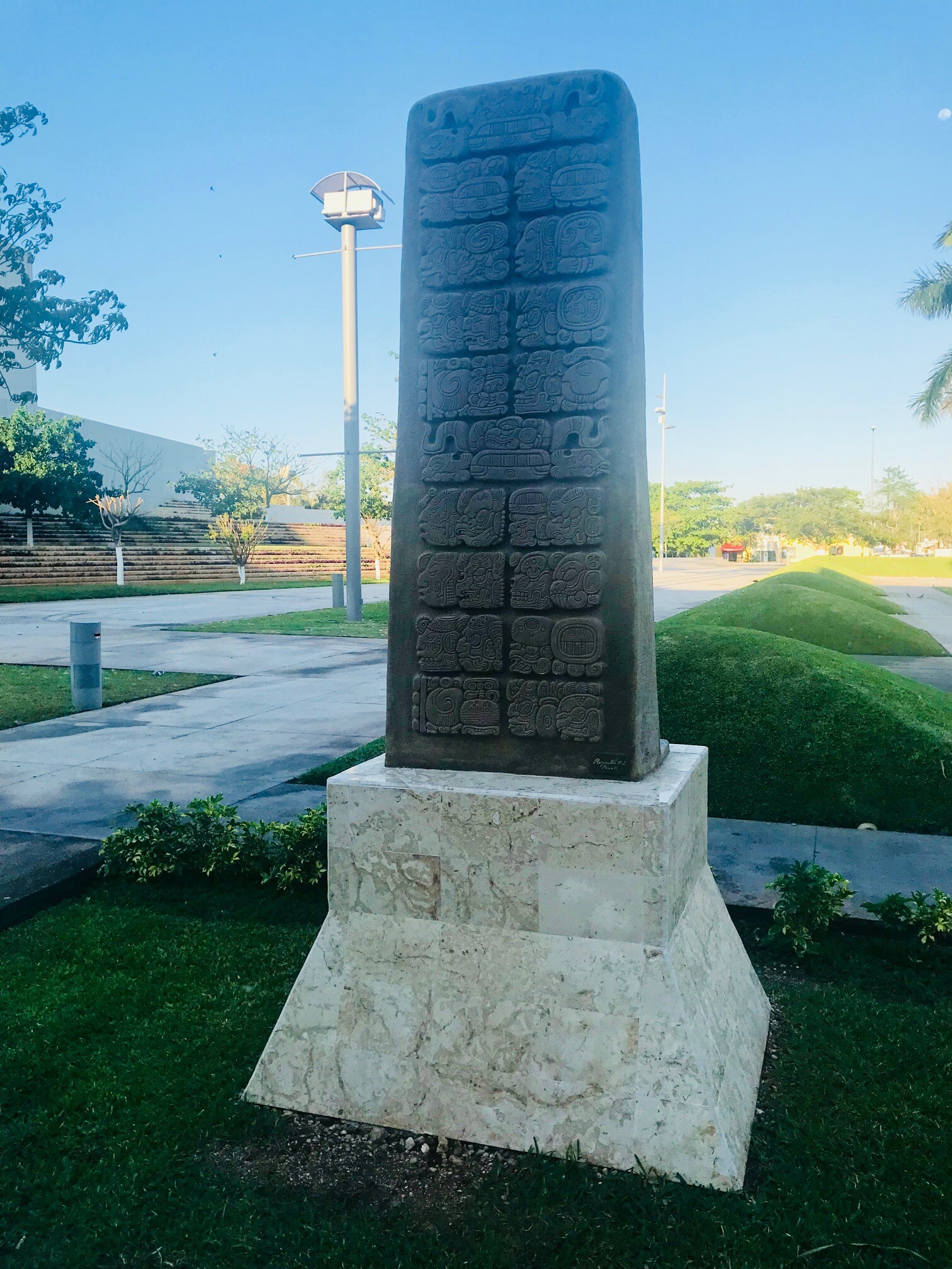 Parte posterior del monumento a Yuri Knórozov en Mérida, Yucatán