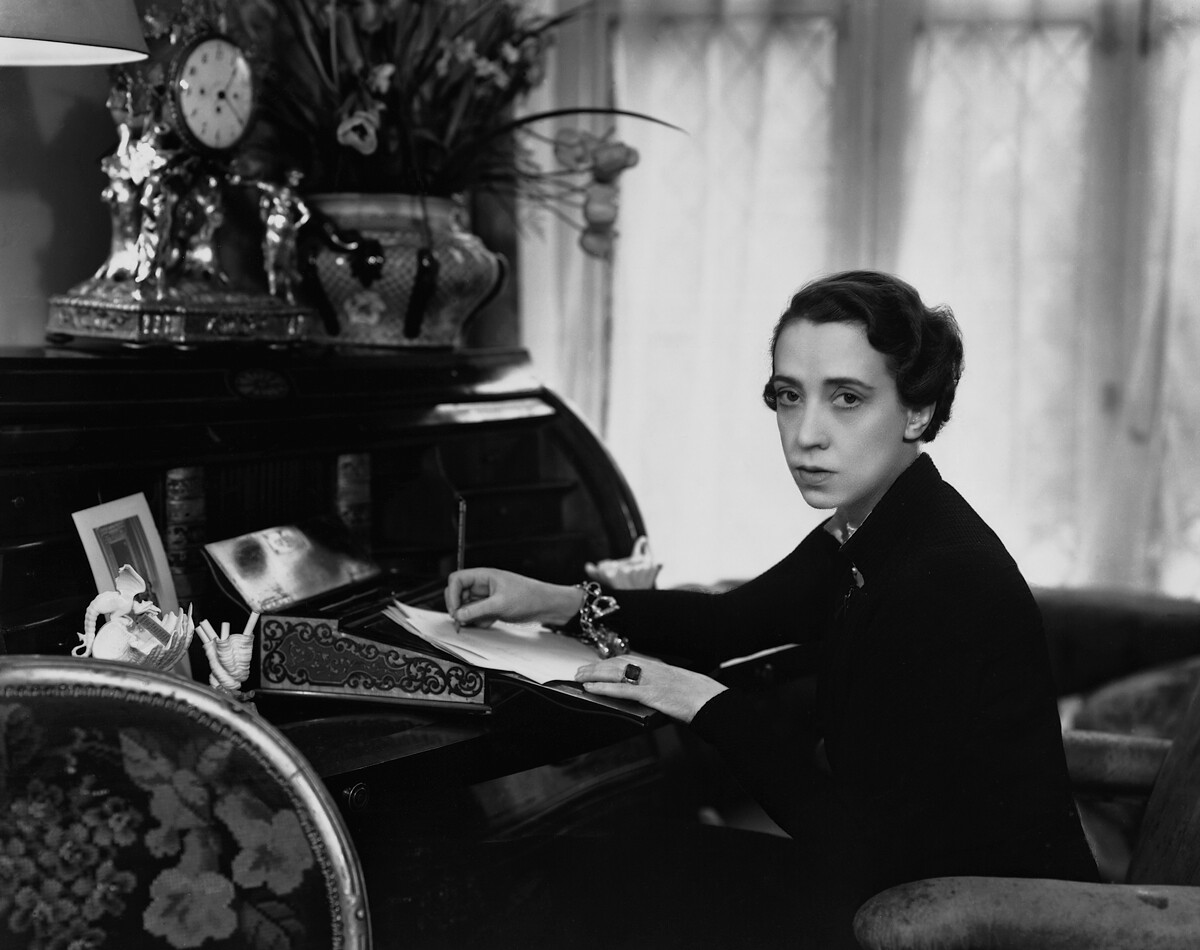 Else Schiaparelli, die französische Modedesignerin, sitzt an ihrem Schreibtisch, 1936.