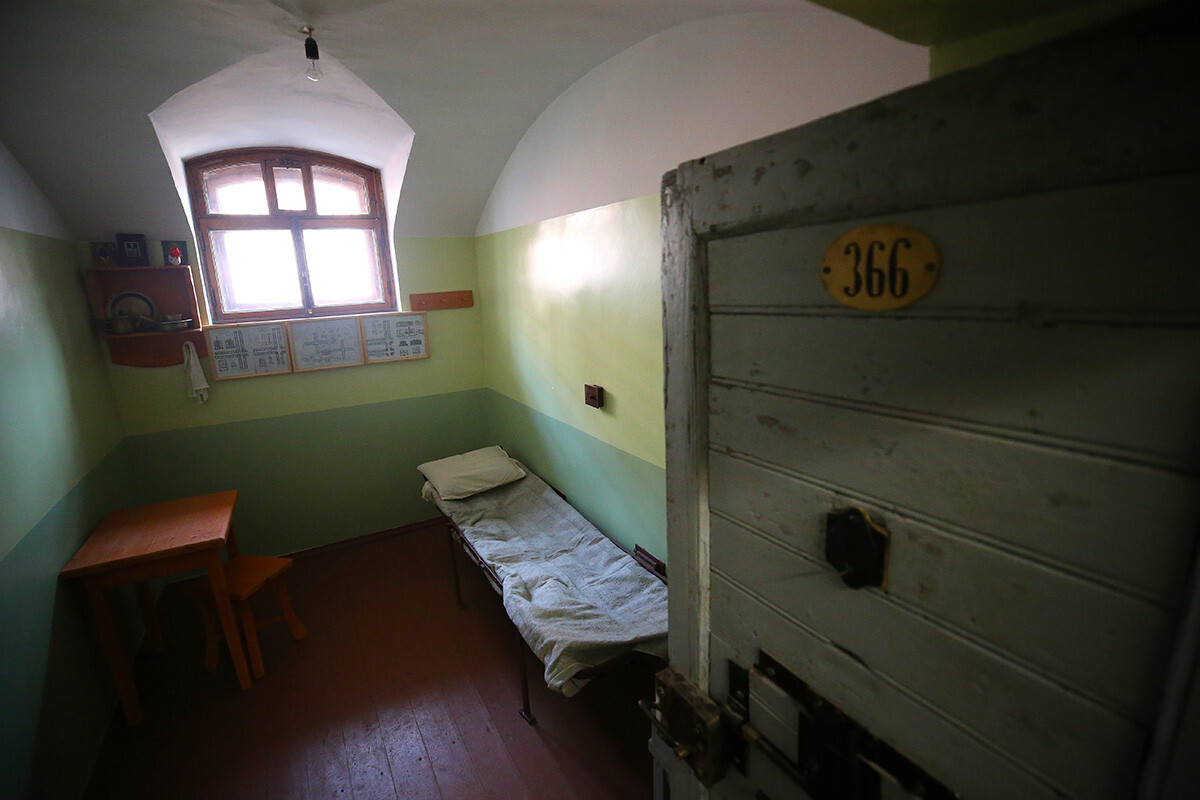 Una celda de Krestí tal y como era en la época prerrevolucionaria (del Museo de la prisión de Krestí).