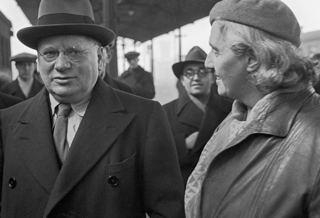  Максим Максимович Литвинов (1876-1951), национален комисар на външните работи на Съюз на съветските социалистически републики със брачната половинка си Айви Лоу 