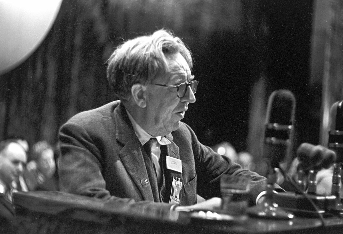 Le professeur John Bernal au Symposium international sur l'enseignement supérieur à Moscou, 1962