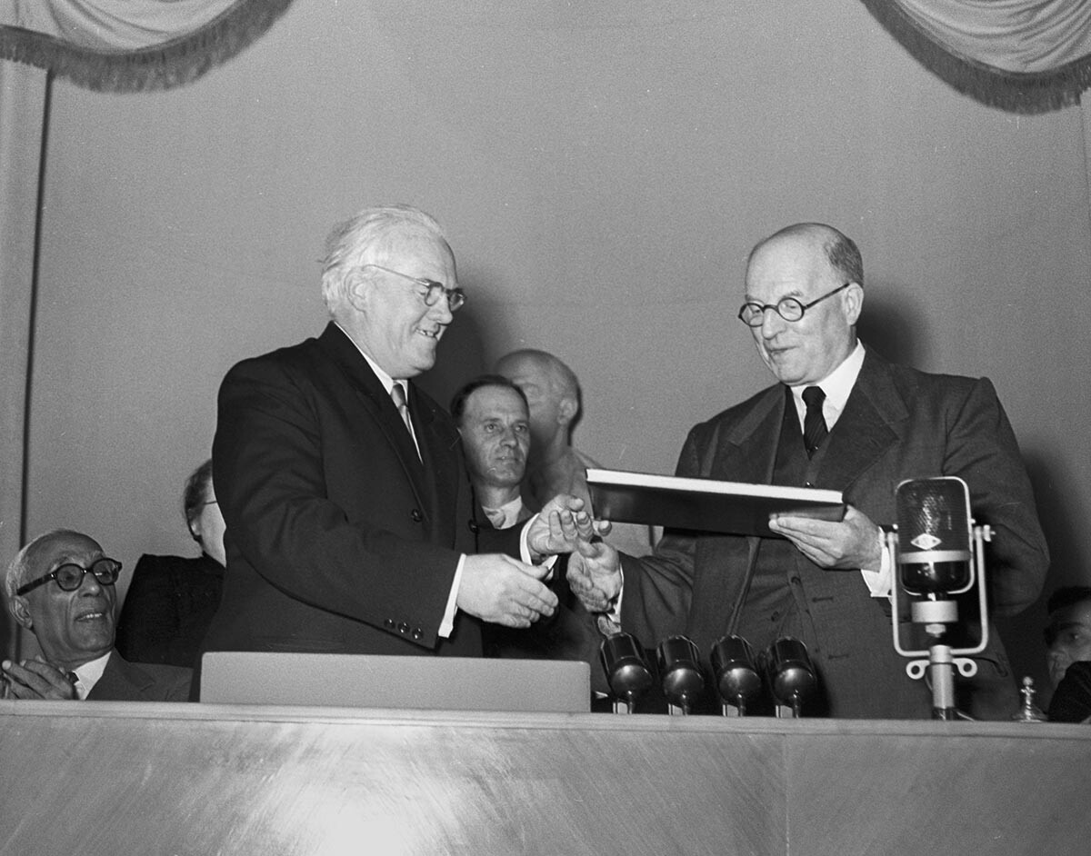 Denis Pritt (à droite) lors de la cérémonie de remise du Prix pour la paix à Moscou