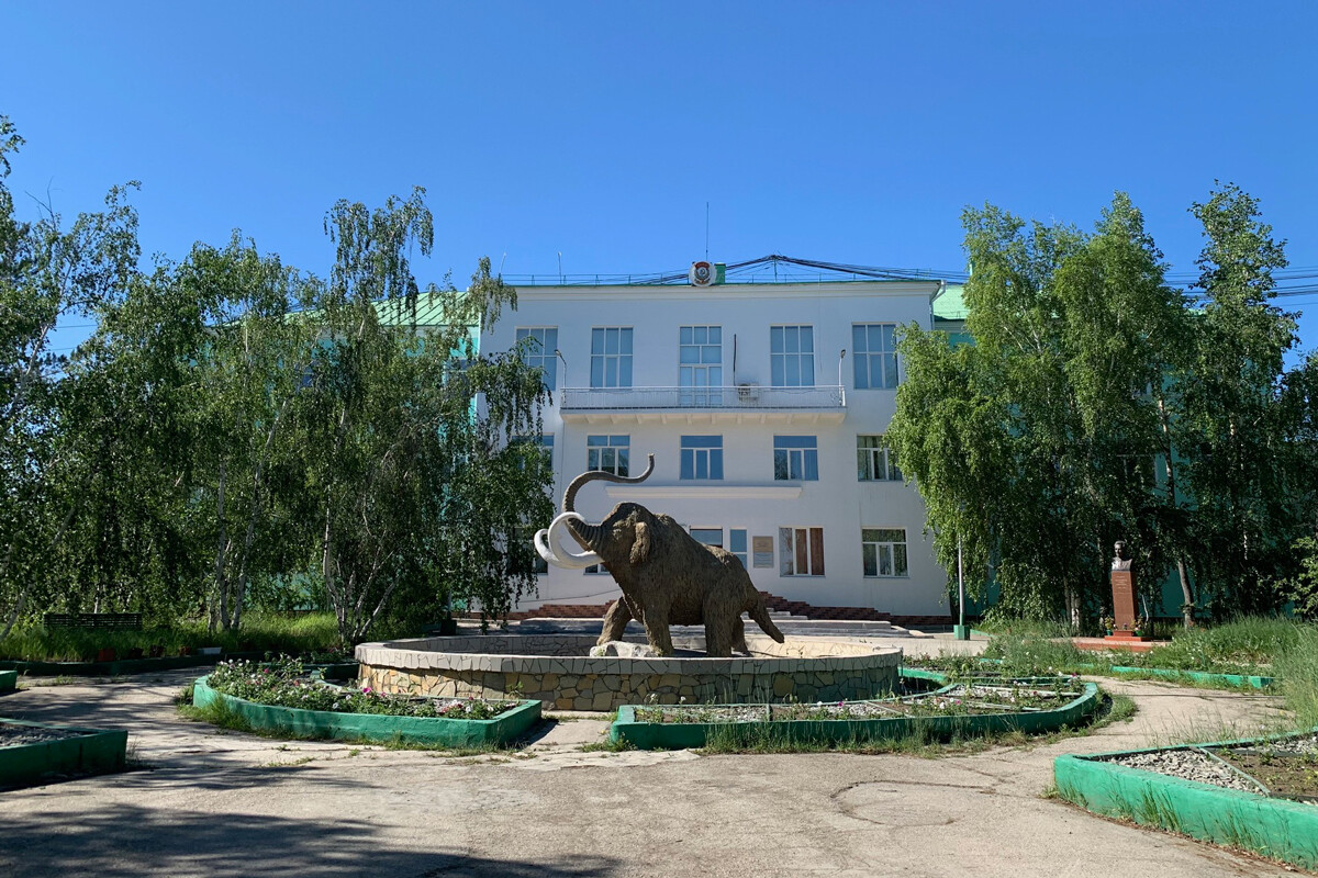 The mammonth at the entrance of the Melnikov Permafrost Institute.
