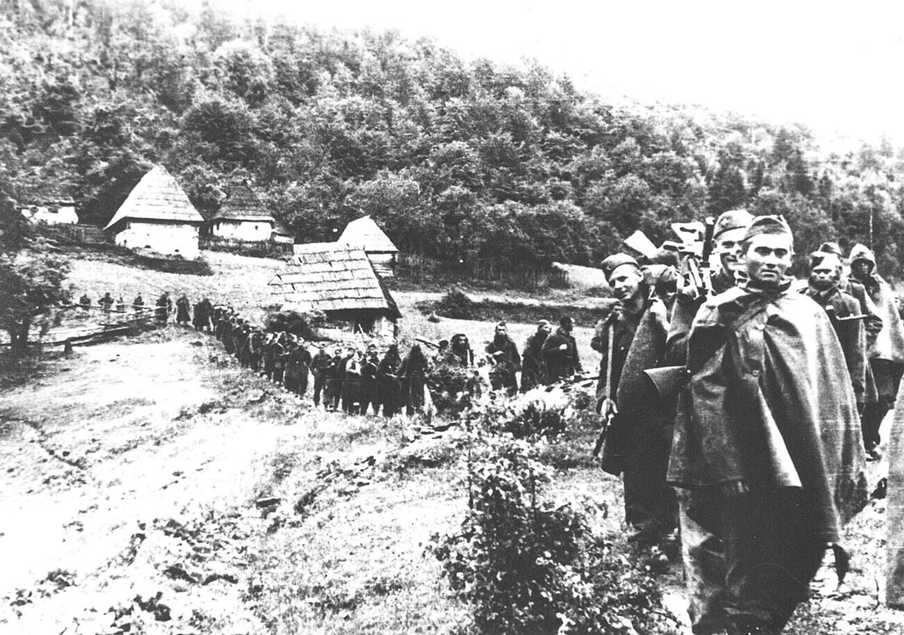 Придружниот баталјон на Врховниот штаб по десантот на Дрвар, премин низ селото Шќит на патот за Фоча, јуни 1944.

