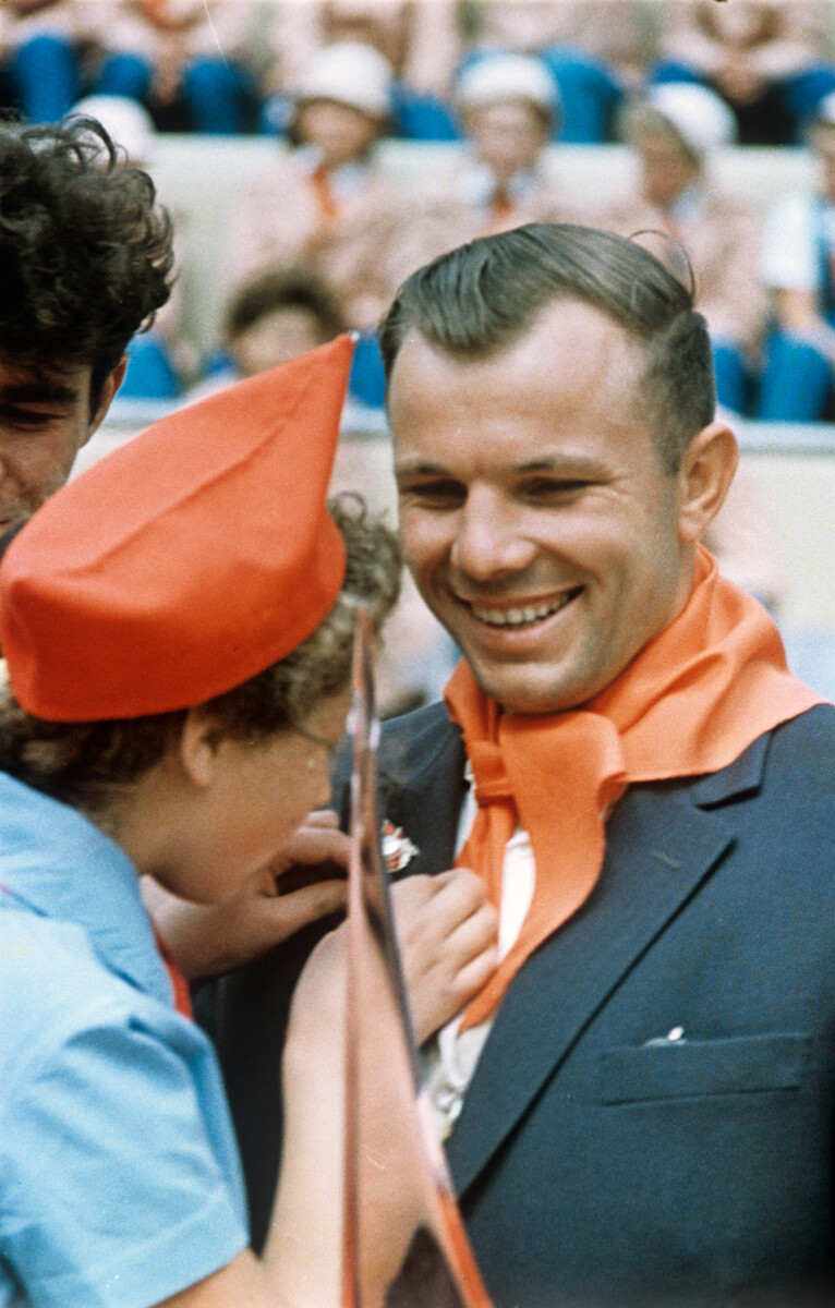 El cosmonauta de la URSS, Héroe de la Unión Soviética, Yuri Gagarin, en una reunión con pioneros en Artek. Aceptado como pionero honorario de Artek, 1967 