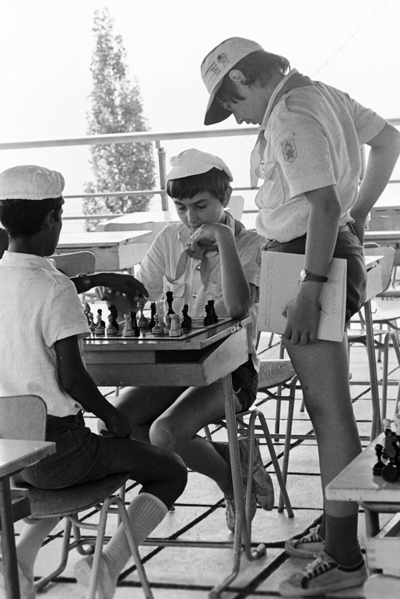 Pioneros del campamento Artek jugando al ajedrez, 1978 
