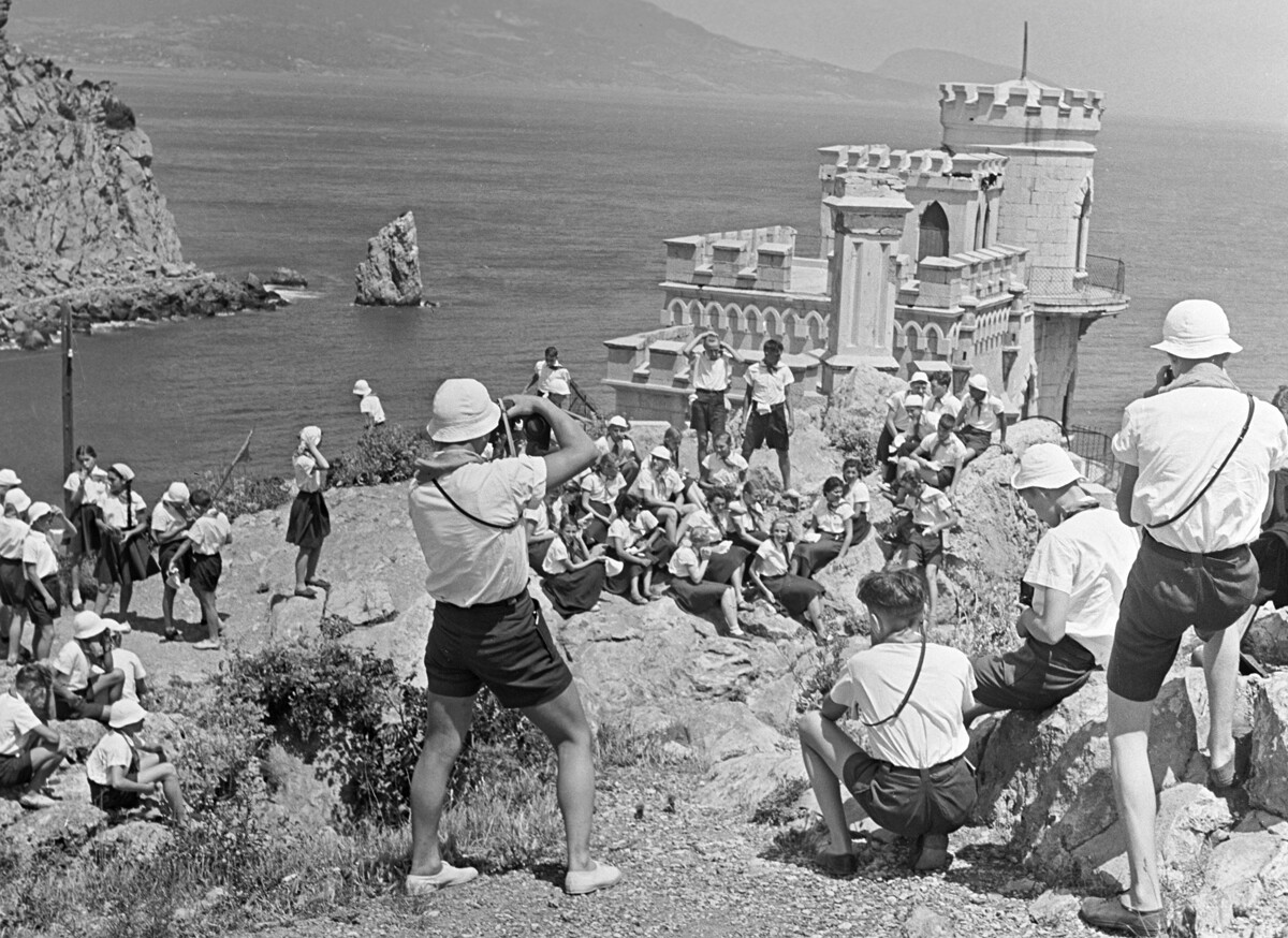 Pioneros del campamento Artek se fotografían cerca del castillo Nido de golondrina, 1958 