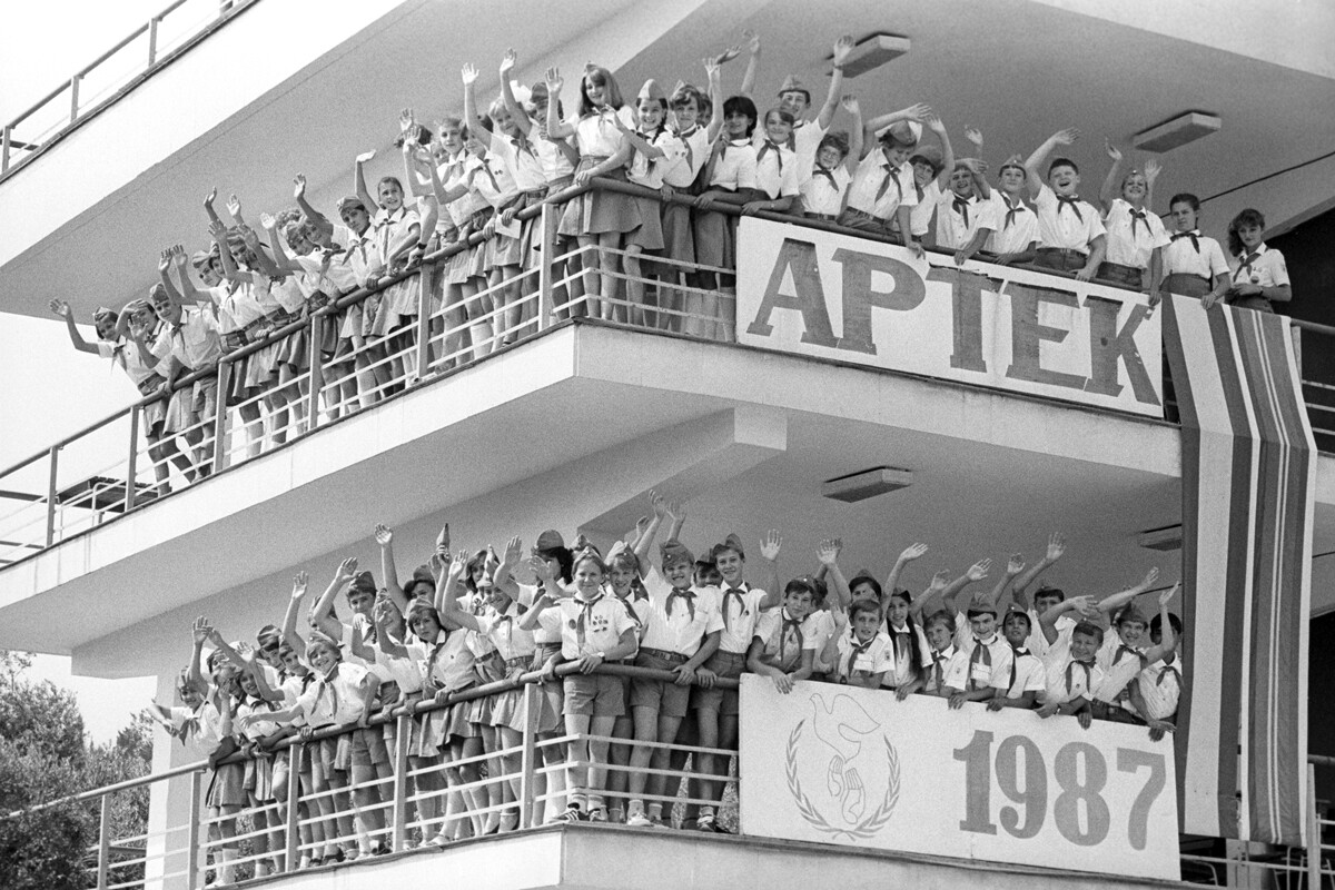 Participantes de la IX Concentración de Pioneros de Artek, 1987.