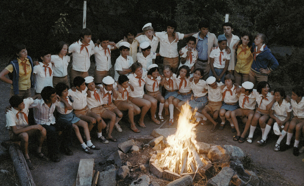 Niños del campamento de pioneros Artek cantando canciones en una 'hoguera', 1981 