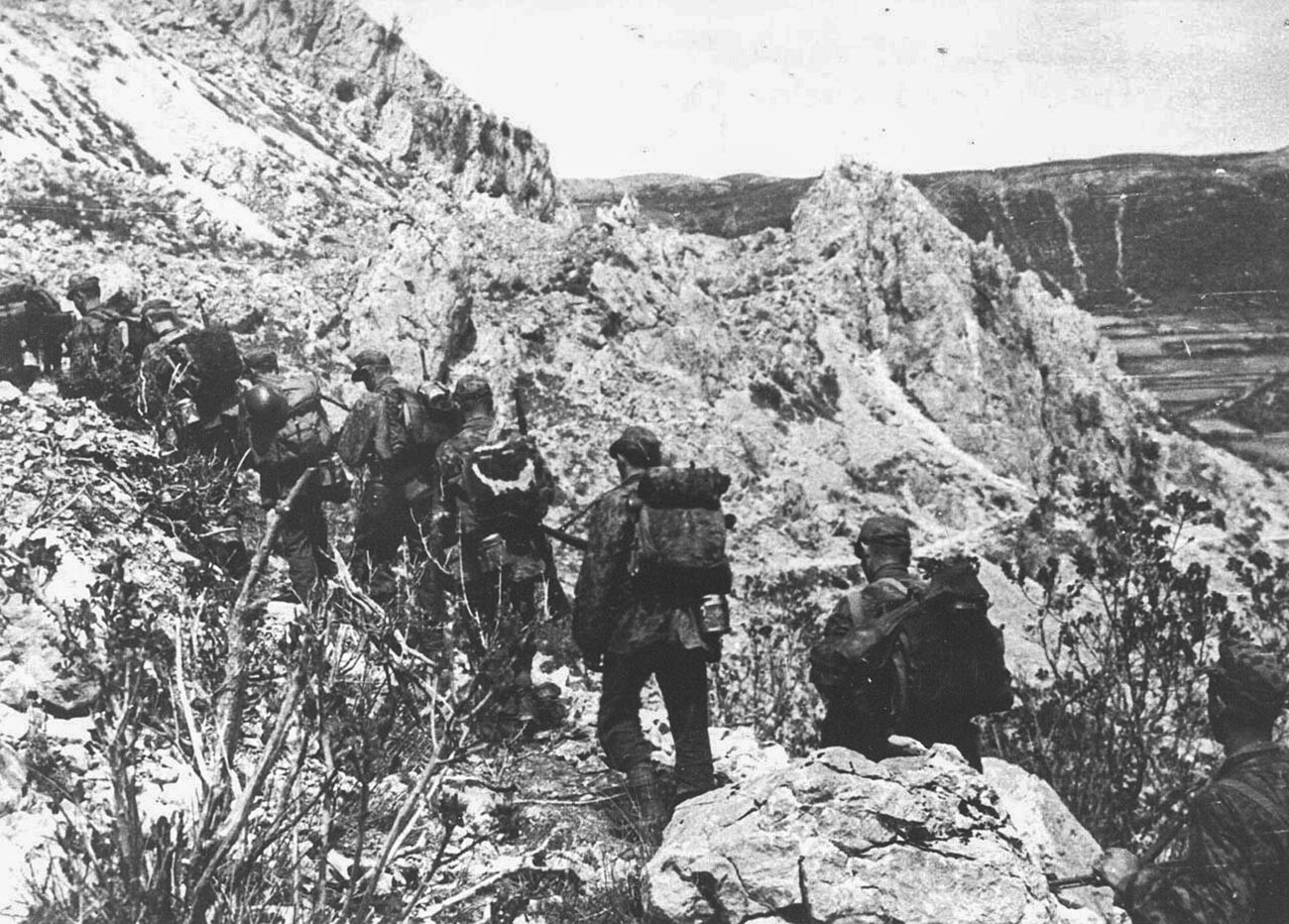 Pripadnici 105. odreda SS-a obučeni za planinsko ratovanje nastupaju od Grahova ka Drvaru 25. svibnja 1944.