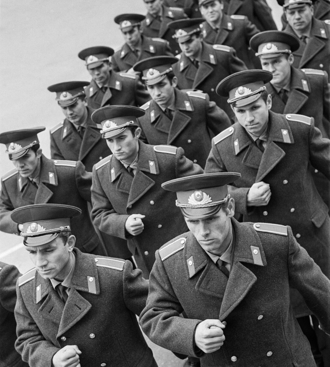  Саратовско особено приблизително учебно заведение на милицията на Министерството на вътрешните работи на Съюз на съветските социалистически републики, 27 октомври 1971 година Кадети на учебното заведение по време на марш 