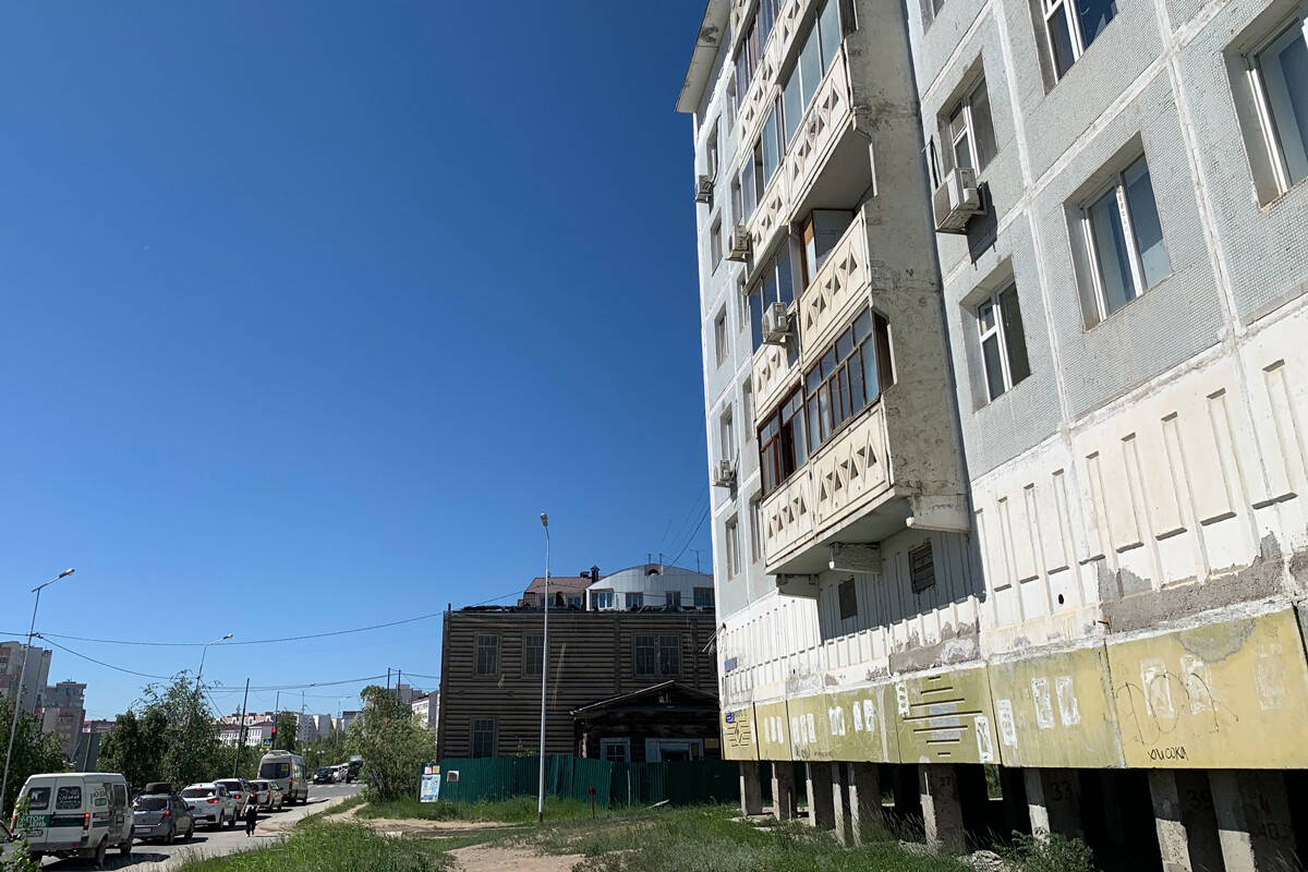 Le puits de Cherguine est situé dans la cour ordinaire de Iakoutsk, entourée de bâtiments en panneaux soviétiques.