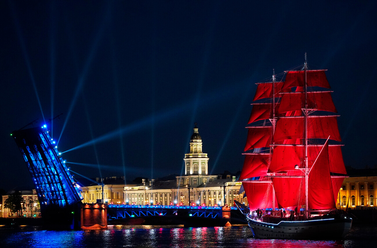 高校生たちの卒業を祝うサンクトペテルブルクのお祭り「紅い帆」フェスティヴァルの日の夜