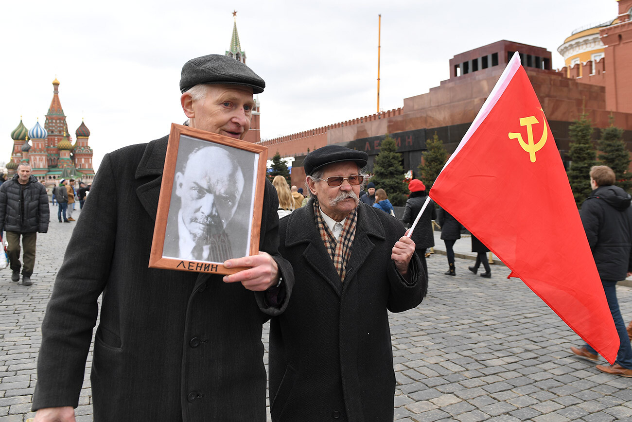 Pensioners with the Soviet flag and portrait of ‘dedushka’ Lenin, which was how the revolutionary leader used to be called in the late Soviet era