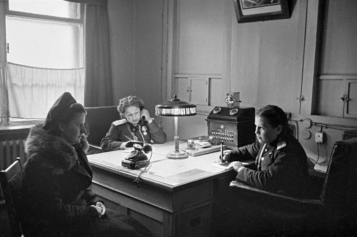 De guardia en una comisaría de Moscú, 1950. 