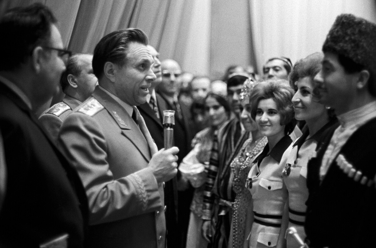 El ministro del Interior soviético, Nikolái Shchiólokov, saluda a los participantes del festival de talentos aficionados de la milicia soviética y de las unidades del Ministerio del Interior soviético, dedicado al 50º aniversario de la Unión Soviética, 1972 