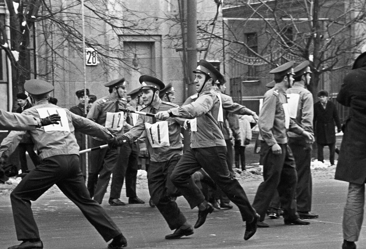 Durante una carrera de relevos combinada entre policías en el Día de la Milicia Soviética, 1969 
