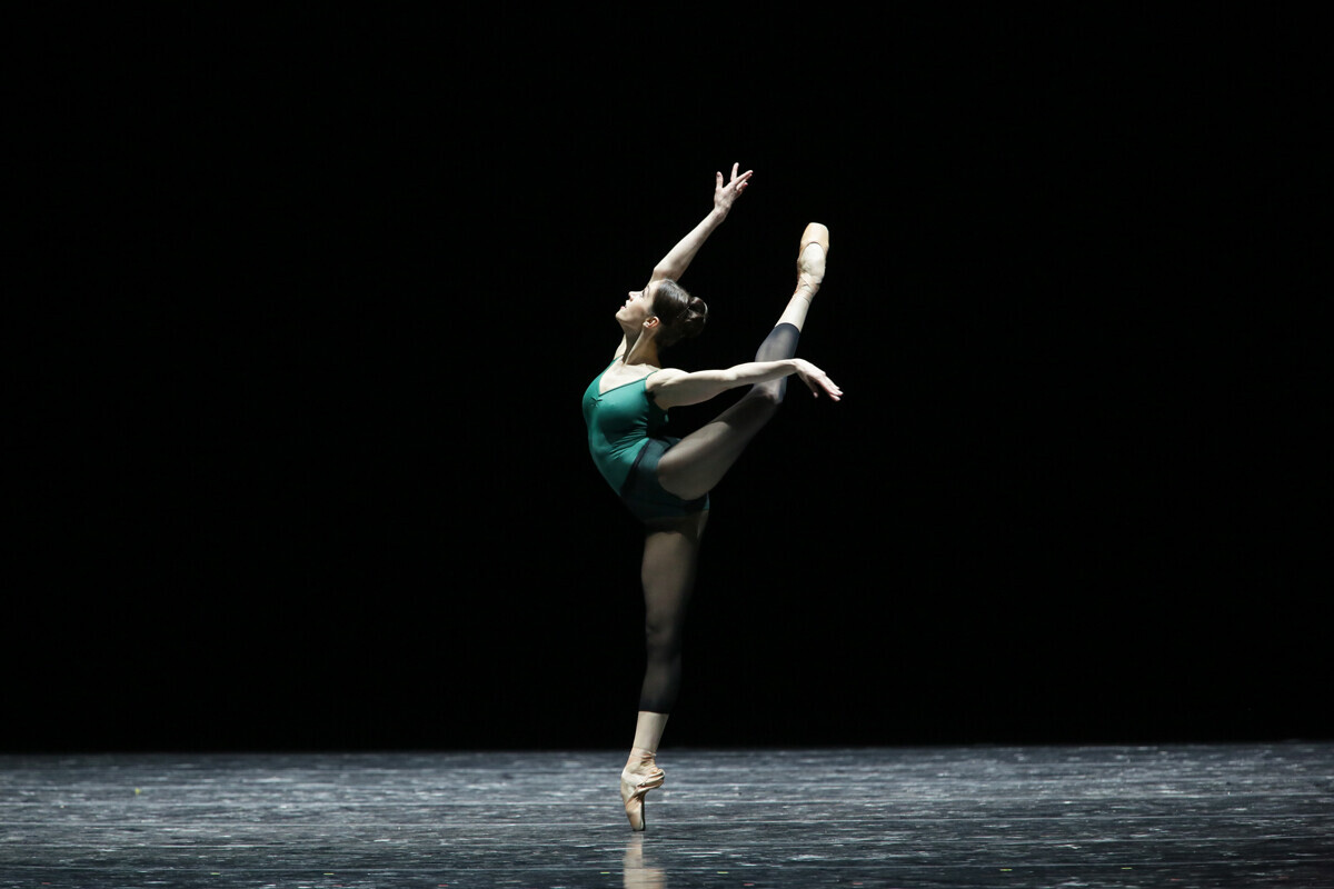 Во балетот „Во средина, малку подигнато“ на Вилијам Форсајт 