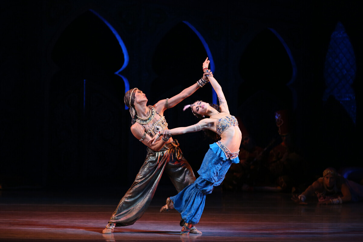 Како Зобеида во балетот „Шехерезада“ на Михаил Фокин (и Ким Кимин како робот на Зобеида)
