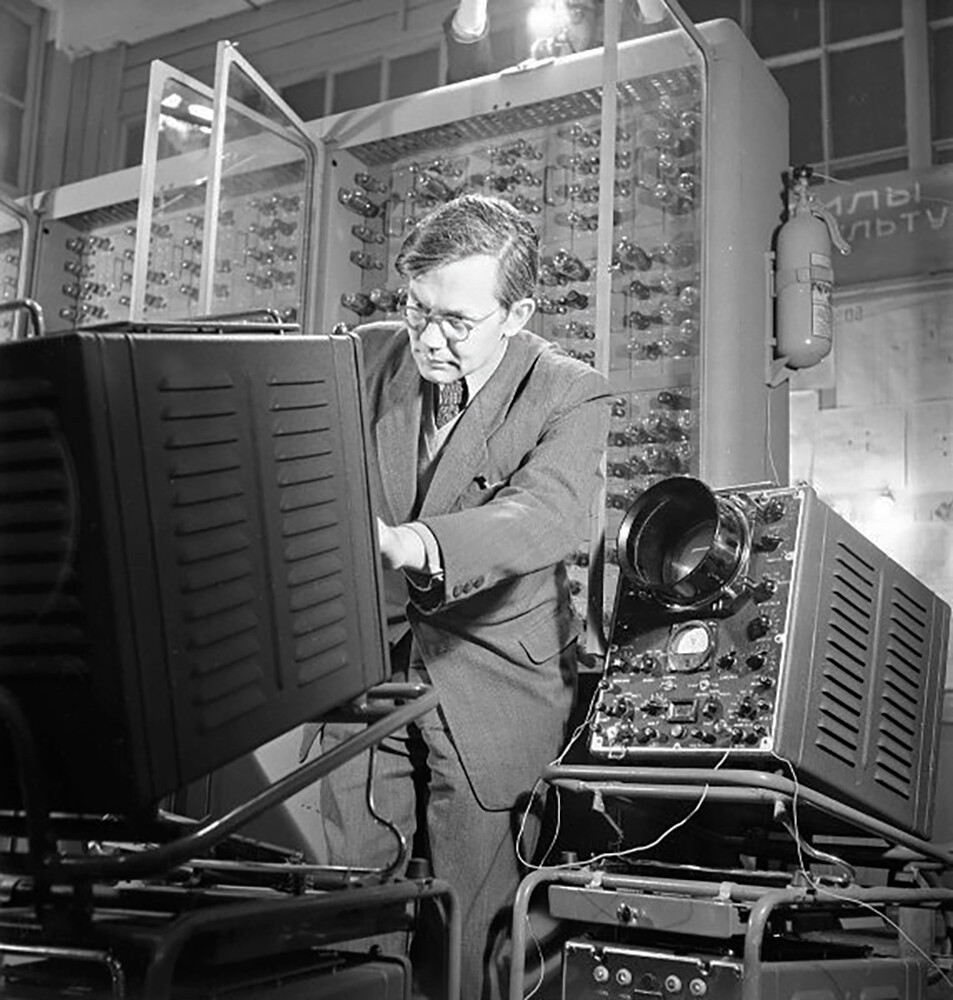 ペンザの電子計量機工場の主任技術者、1957年