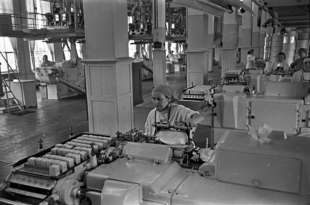 お茶の梱包工場―トビリシ、グルジア・ソビエト社会主義共和国、1958年