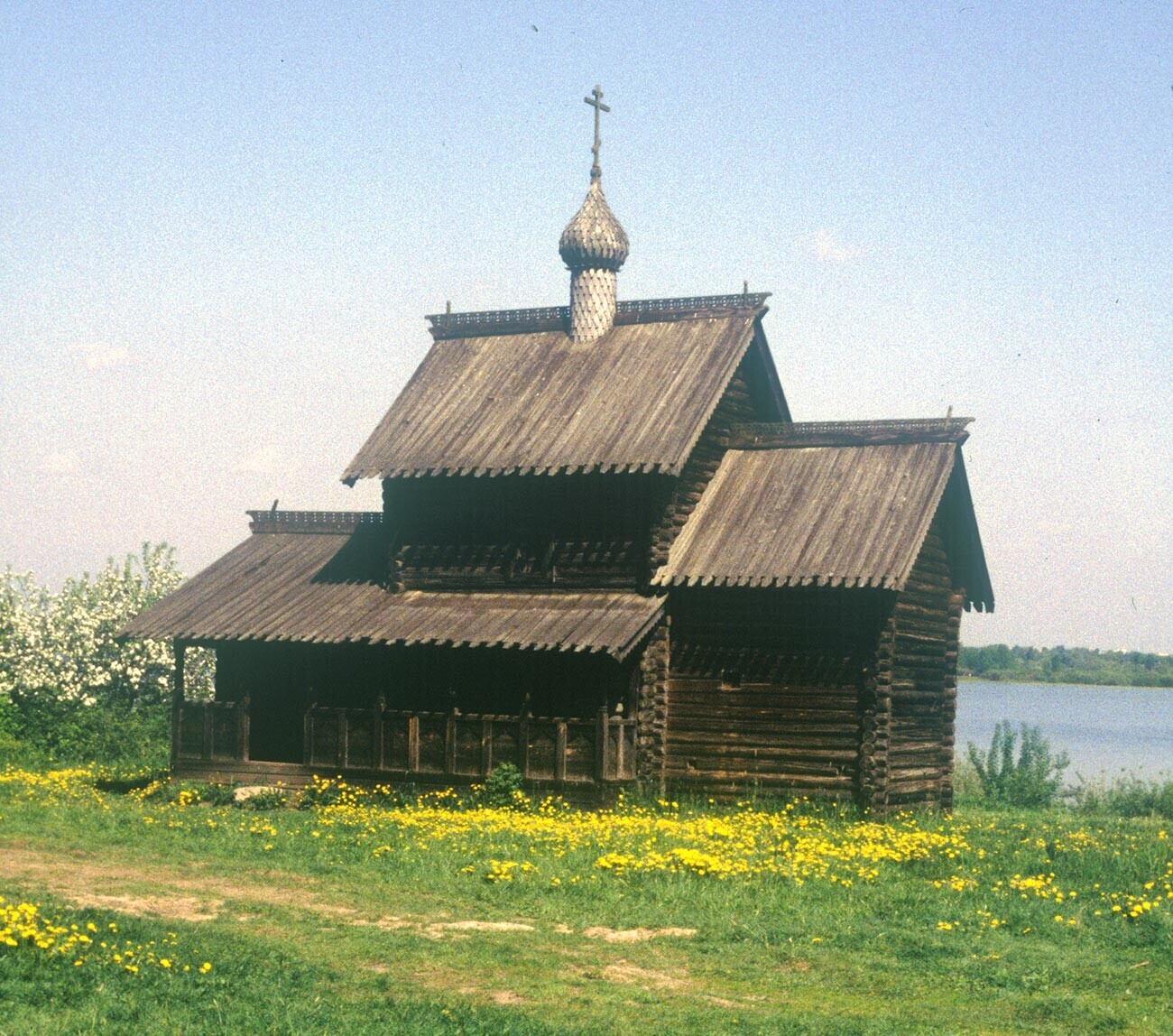Vitoslávlitsi. Iglesia de la Trinidad desde el pueblo de Nikulino. Vista sureste. 29 de mayo de 1992.