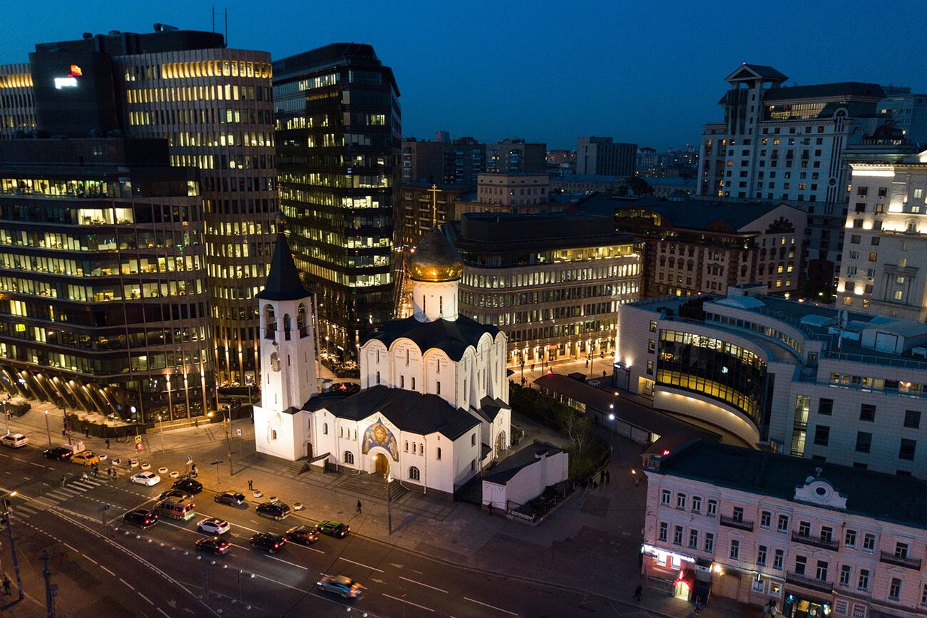 Une ville de contrastes: l’église Saint-Nicolas et les immeubles de bureaux du complexe «Place Blanche» sur la place Tverskaïa Zastava
