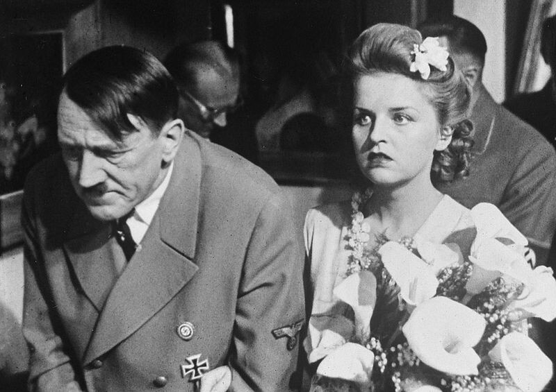 Escena de la película rusa La caída de Berlín de la boda de Adolf Hitler (interpretado por V. Savelyev) y Eva Braun.