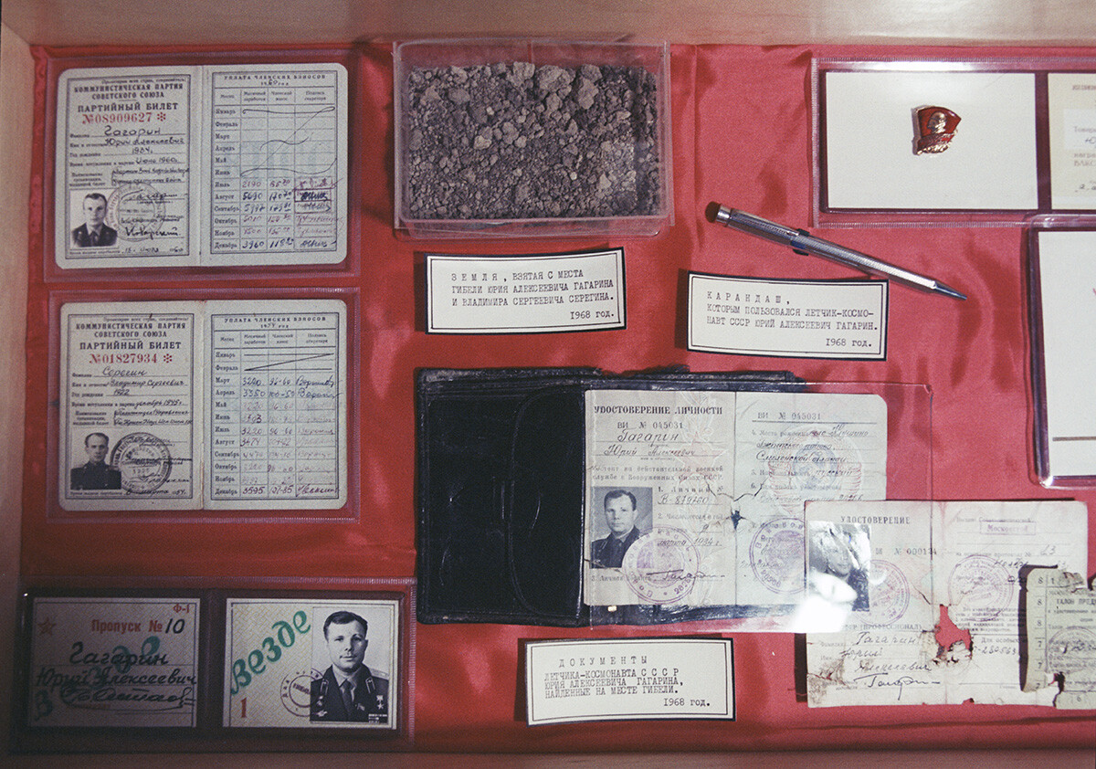 Dokumente von Juri Gagarin und Wladimir Seregin, die am Ort ihres Todes gefunden wurden.