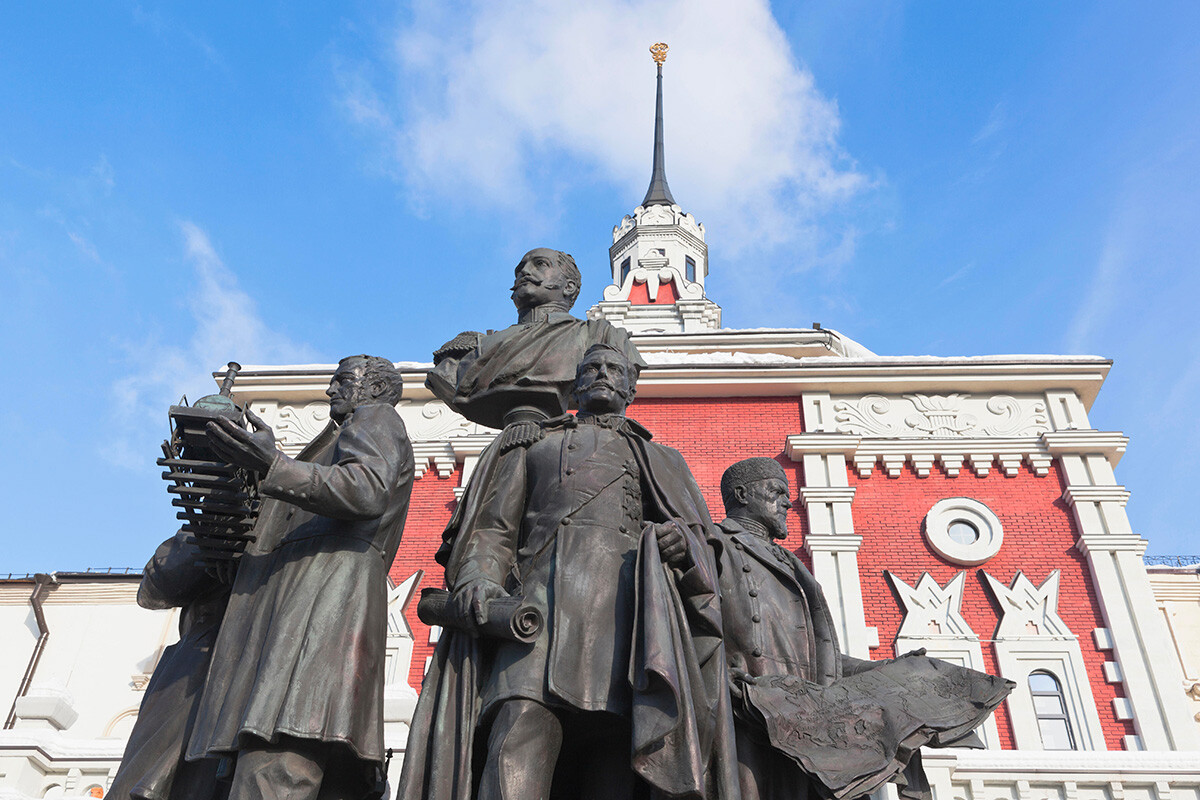 Denkmal für die Schöpfer der russischen Eisenbahnen in Moskau.
