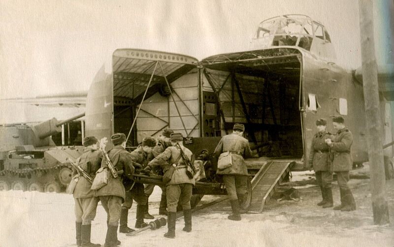 Puerta frontal de carga del Yak-14.