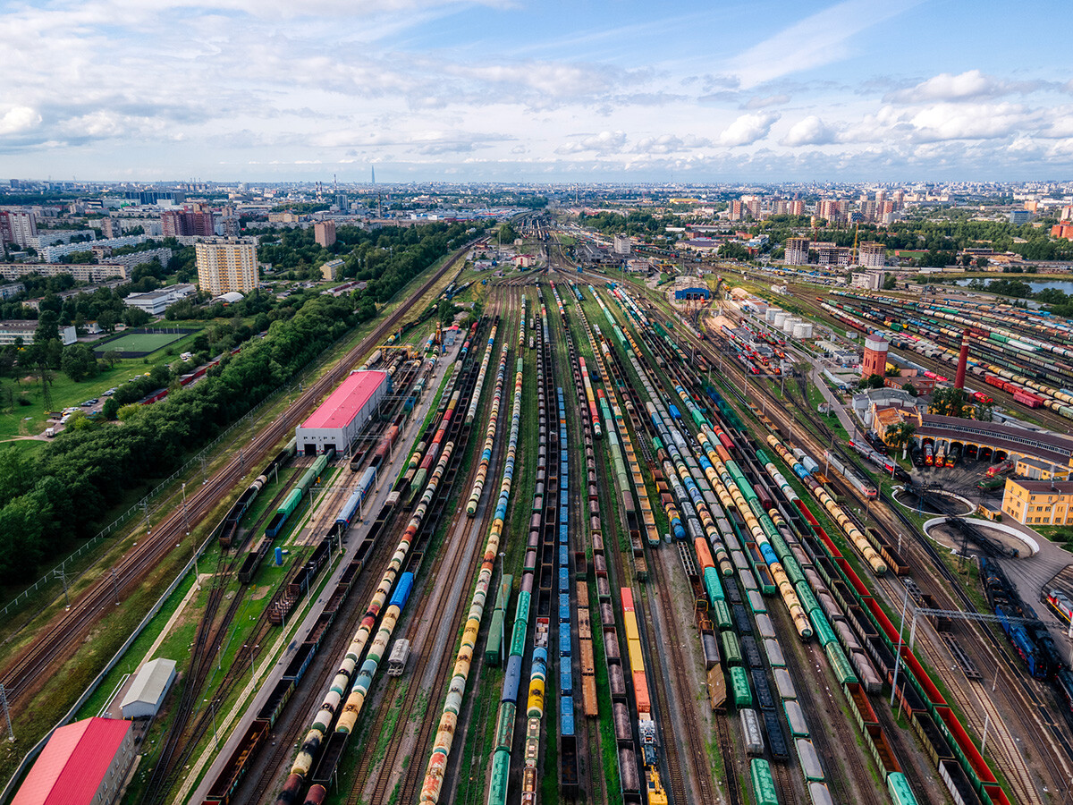 Veduta aerea di un terminal ferroviario a San Pietroburgo, in Russia