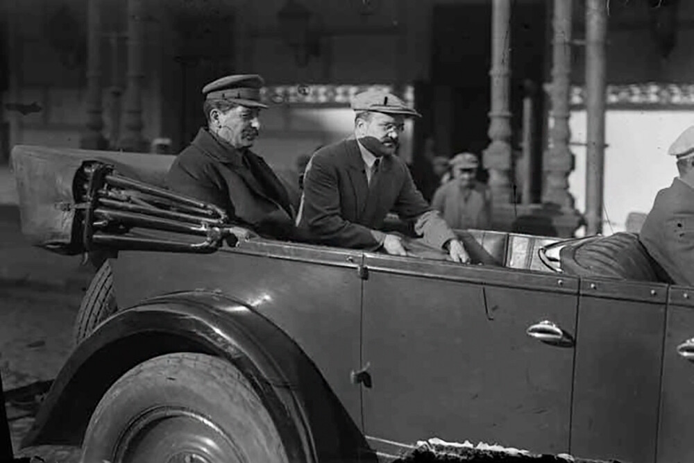 Јосиф Стаљин и Вјачеслав Молотов у аутомобилу испред Бољшог театра,1929.