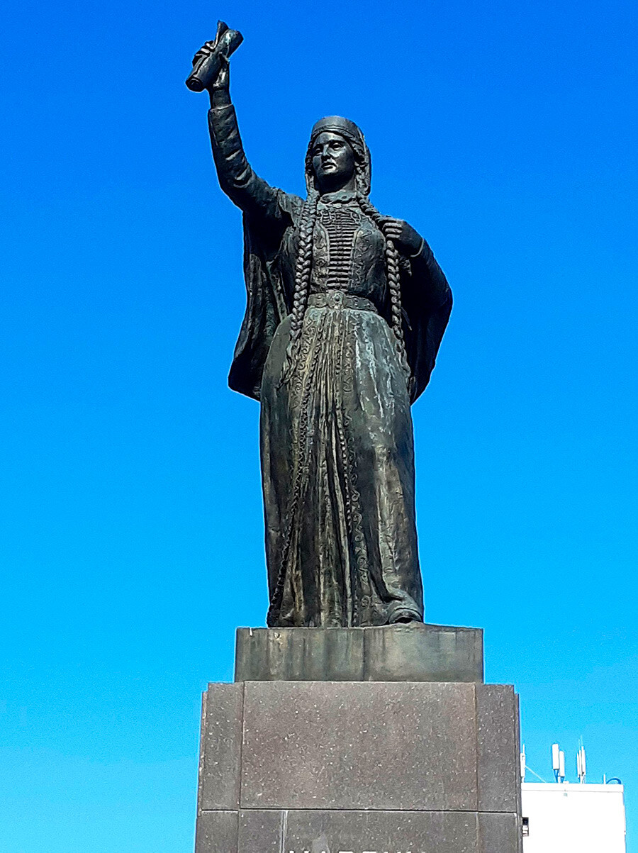 Споменик Марији Темрјуковној у Наљчику подигнут поводом 400. годишњице присаједињења Кабарде Русији