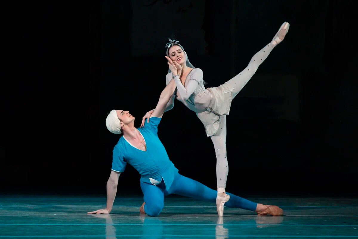Tampil dalam pertunjukkan balet Yuri Grigorovich 'The Legend of Love'.