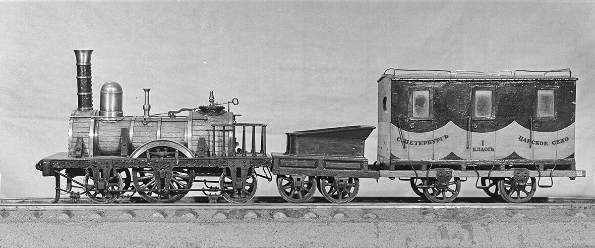Una maqueta del primer tren del ferrocarril de Tsárskoye Seló.
