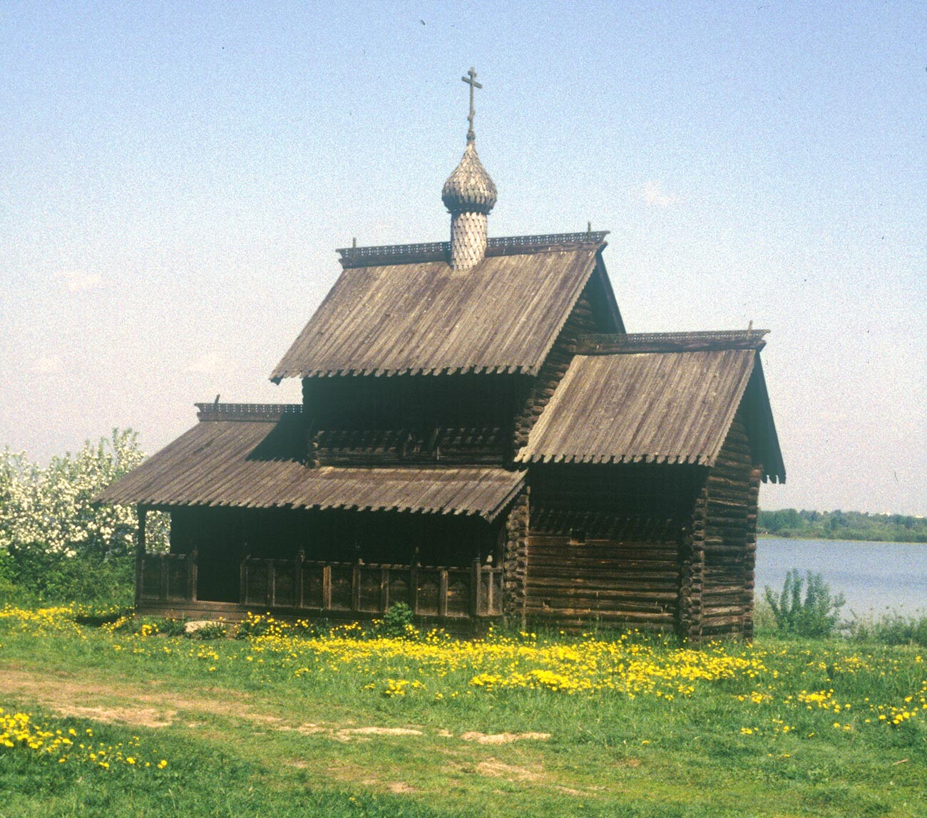 Vitoslavlitsij. Chiesa della Trinità dal villaggio di Nikulino. Vista sud-est. 29 maggio 1992

