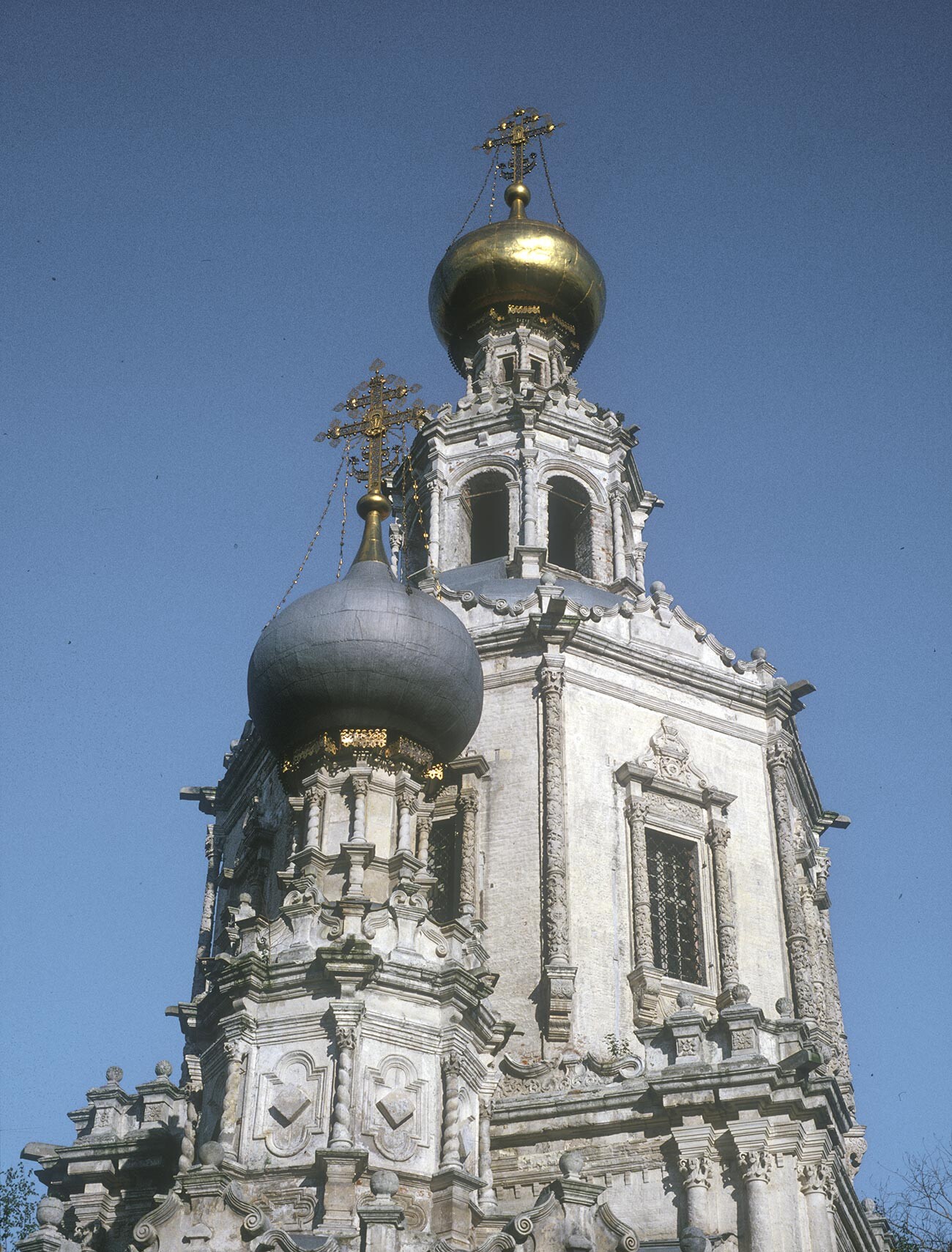 Troitse-Lykovo. Church of the Trinity. Upper tiers, west view. September 29, 1979