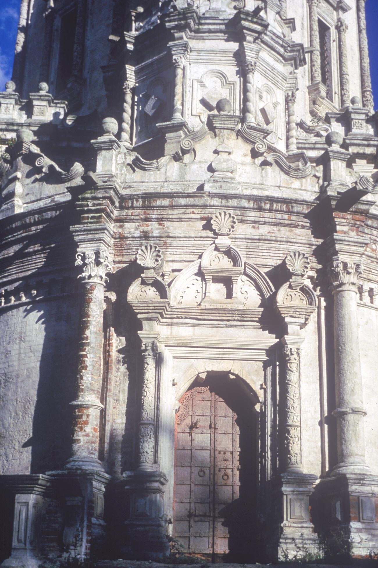 Troitse-Lykovo. Church of the Trinity. West portal (main entrance). September 29, 1979