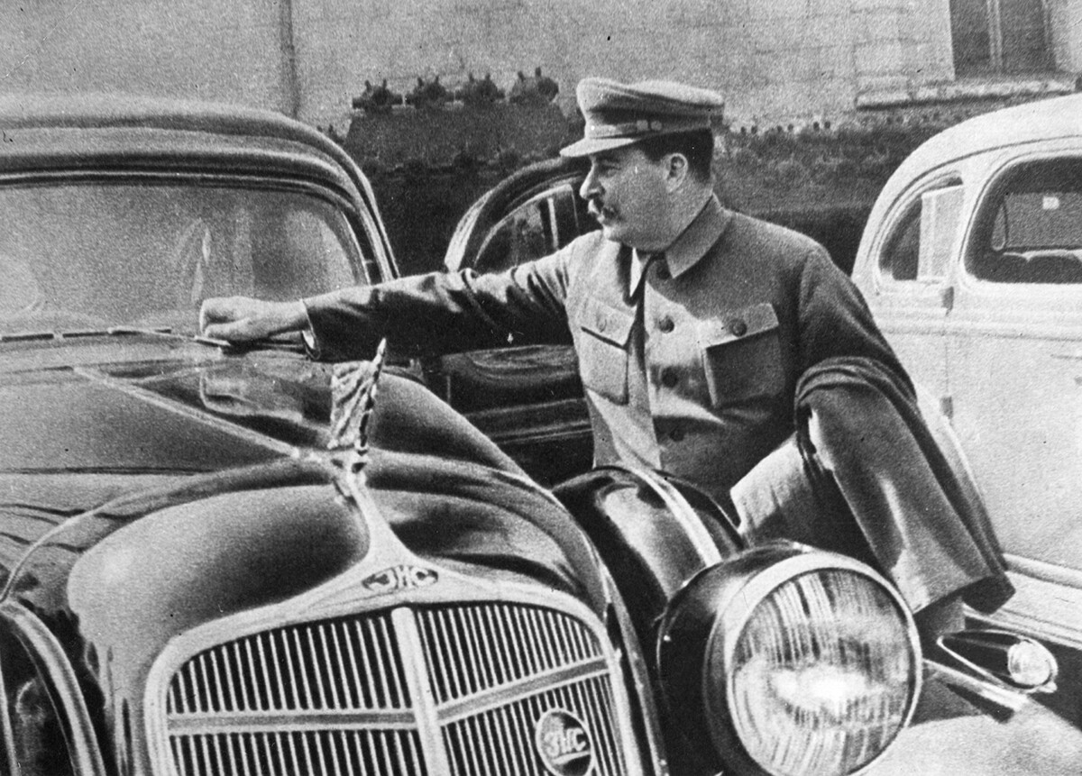 Sovjetski komunistični voditelj Josif Stalin nastavlja brisalce na svojem avtomobilu, 1934
