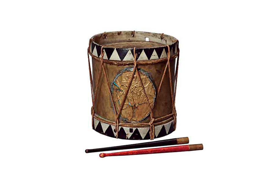 Sebuah drum dengan stik drum. Rusia. paruh kedua abad XVIII. Kuningan, kayu, kulit, tali, mata uang.