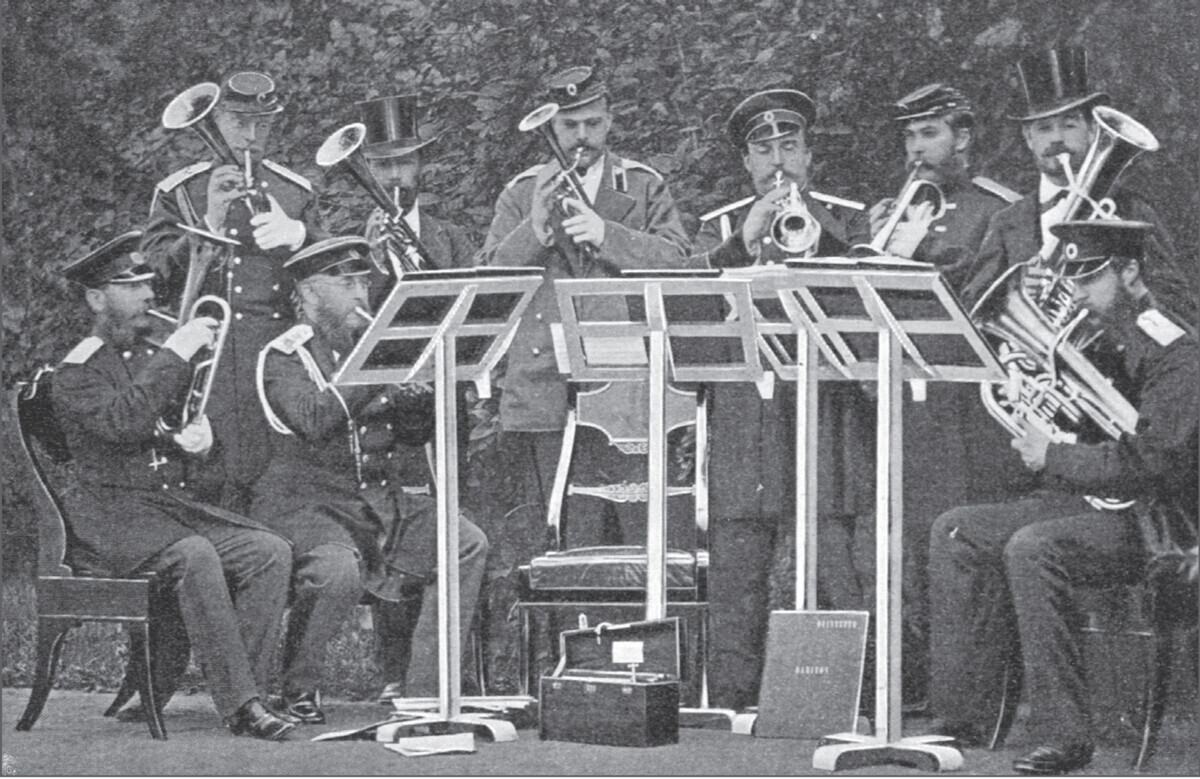 Satu-satunya foto Pangeran Agung Aleksandr Alexandrovich (tengah) bermain cornet dengan band kuningannya, 1872.