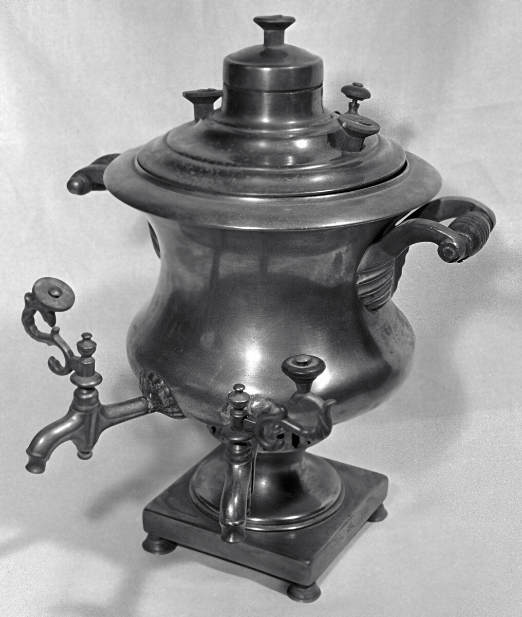 Samovar z dvema pipama - za čaj in kavo, izdelan v začetku 19. stoletja. 