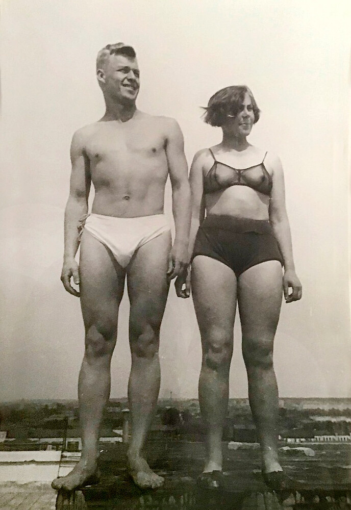 Un atleta soviético y una chica del komsomol en traje de baño transparente, 1932 Alexander Rodchenko / Leonoro Karel /