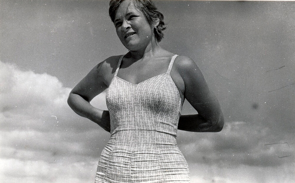 Larisa Zhádova en traje de baño, años 50
