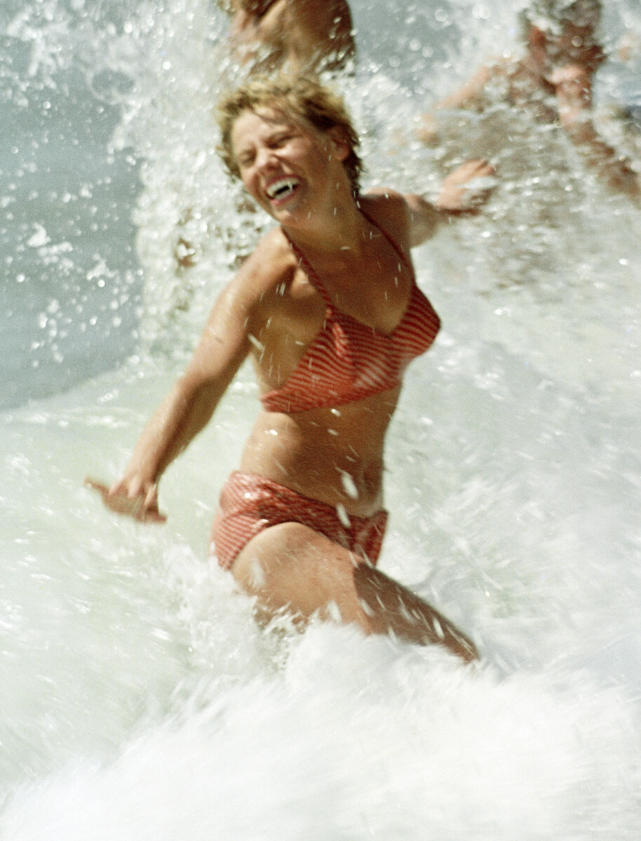 Temporada de vacaciones en Crimea. Bañándose en el mar Negro, 1963 