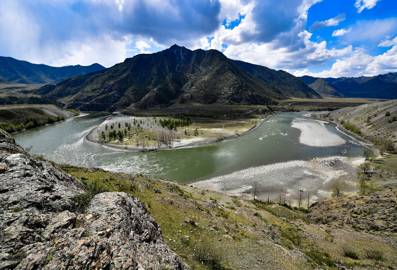 Republika Altaj. Čuj-Ozi, prihvaćena oznaka područja ušća rijeka Čuj i Katunj. Nalazi se na 714 km od Čujske autoceste.